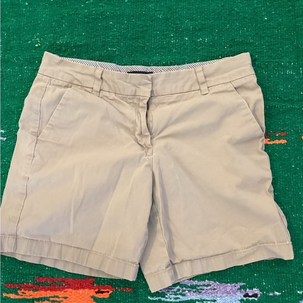 Tommy Hilfiger women’s shorts -SZ 6
Waist 15”
Inseam 7”
Rise 5”
V1